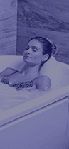 Mulher relaxando em uma banheira SPA