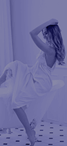 Imagem de uma mulher de toalha na banheira